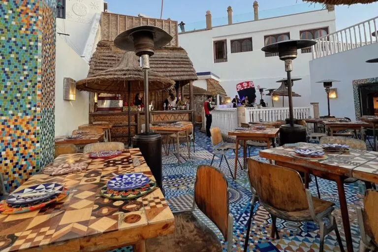 essaouira-restaurants-salut-maroc-min-768x512-1