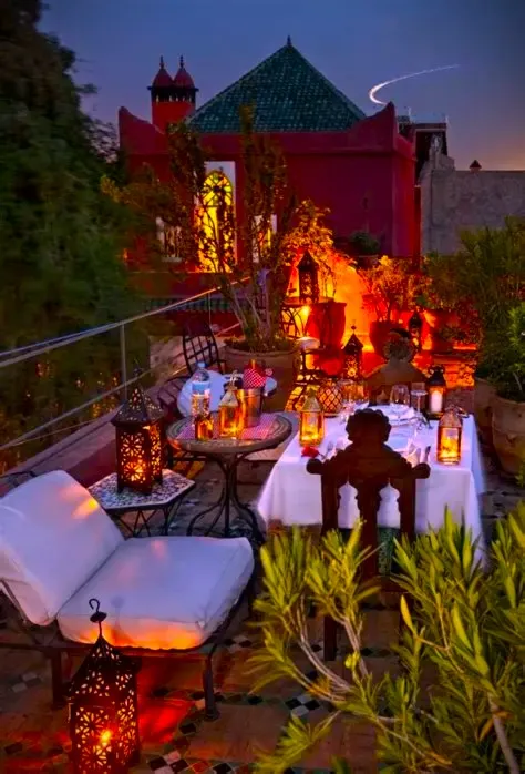 Festive Christmas dinner in a Moroccan riad courtyard with lanterns and cozy ambiance.